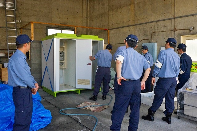 熊本刑務所に組立式コインシャワー2室分を設置。
